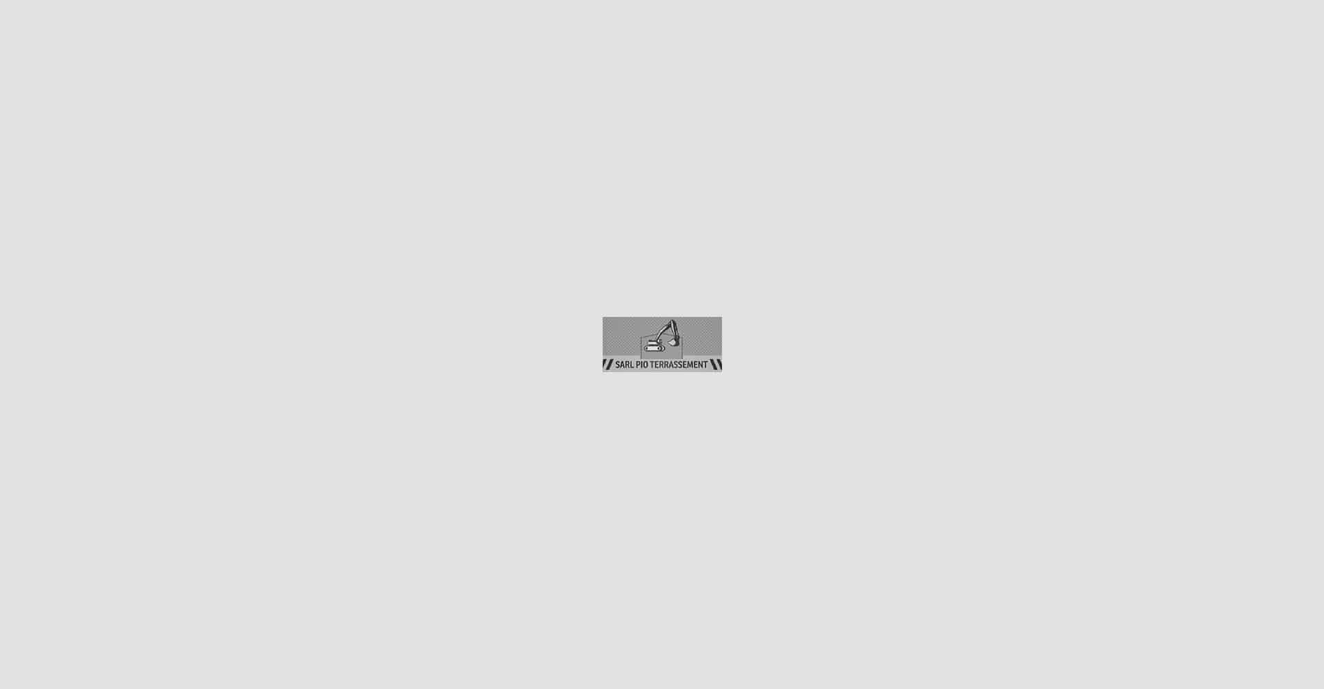 Logo minimaliste gris représentant une excavatrice et le texte "SARL PIO TERRASSEMENT" encadré par des doubles barres obliques.
