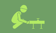 Technicien maintenance : Intervention sur tuyauterie industrielle. Technicien en casque accroupi réparant un tuyau industriel muni d'une vanne. Maintenance et intervention sur pipeline.